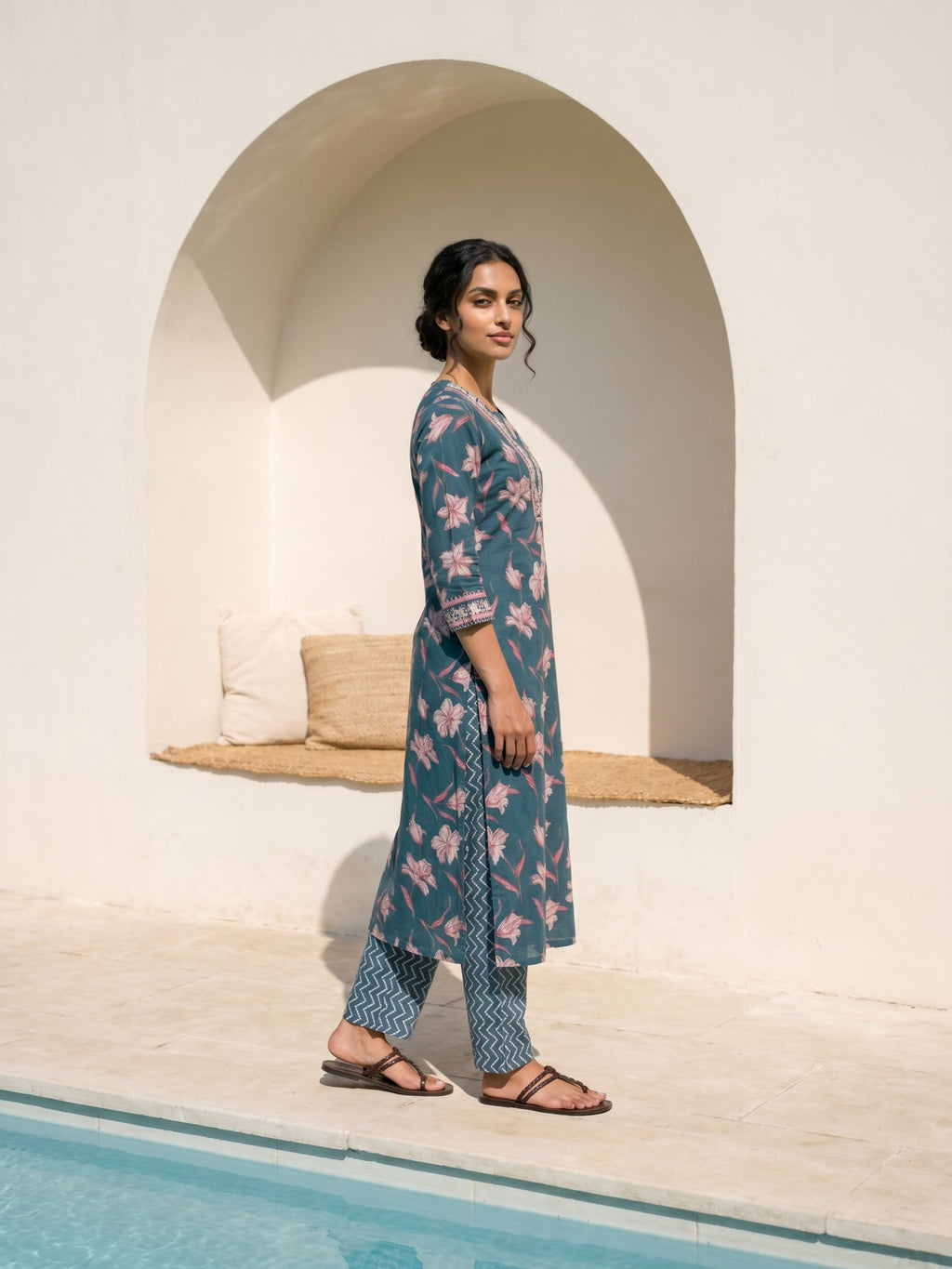 Philauri Women Floral Printed Regular Thread Work Pure Cotton Kurta with Trousers & With Dupatta