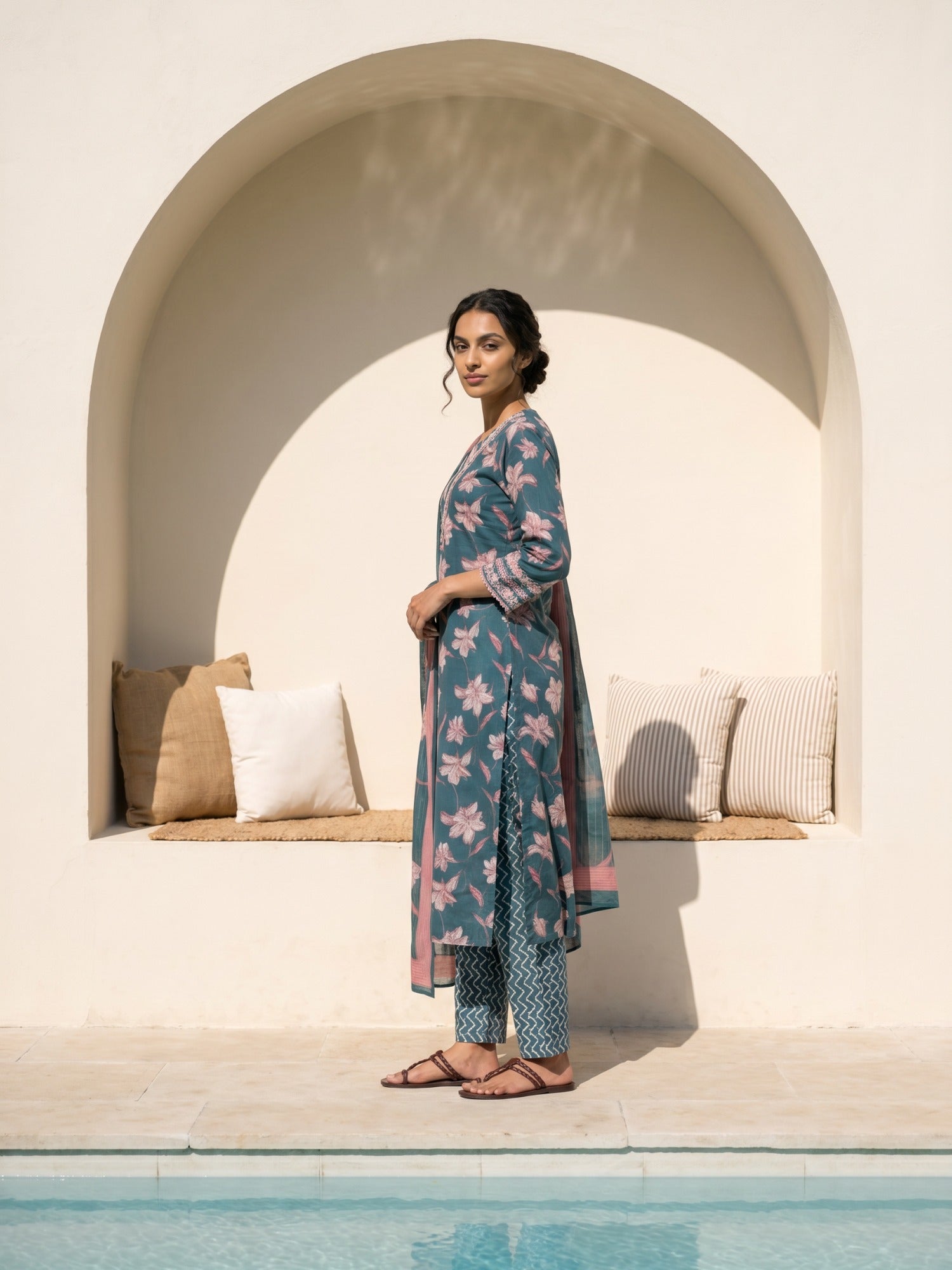 Philauri Women Floral Printed Regular Thread Work Pure Cotton Kurta with Trousers & With Dupatta