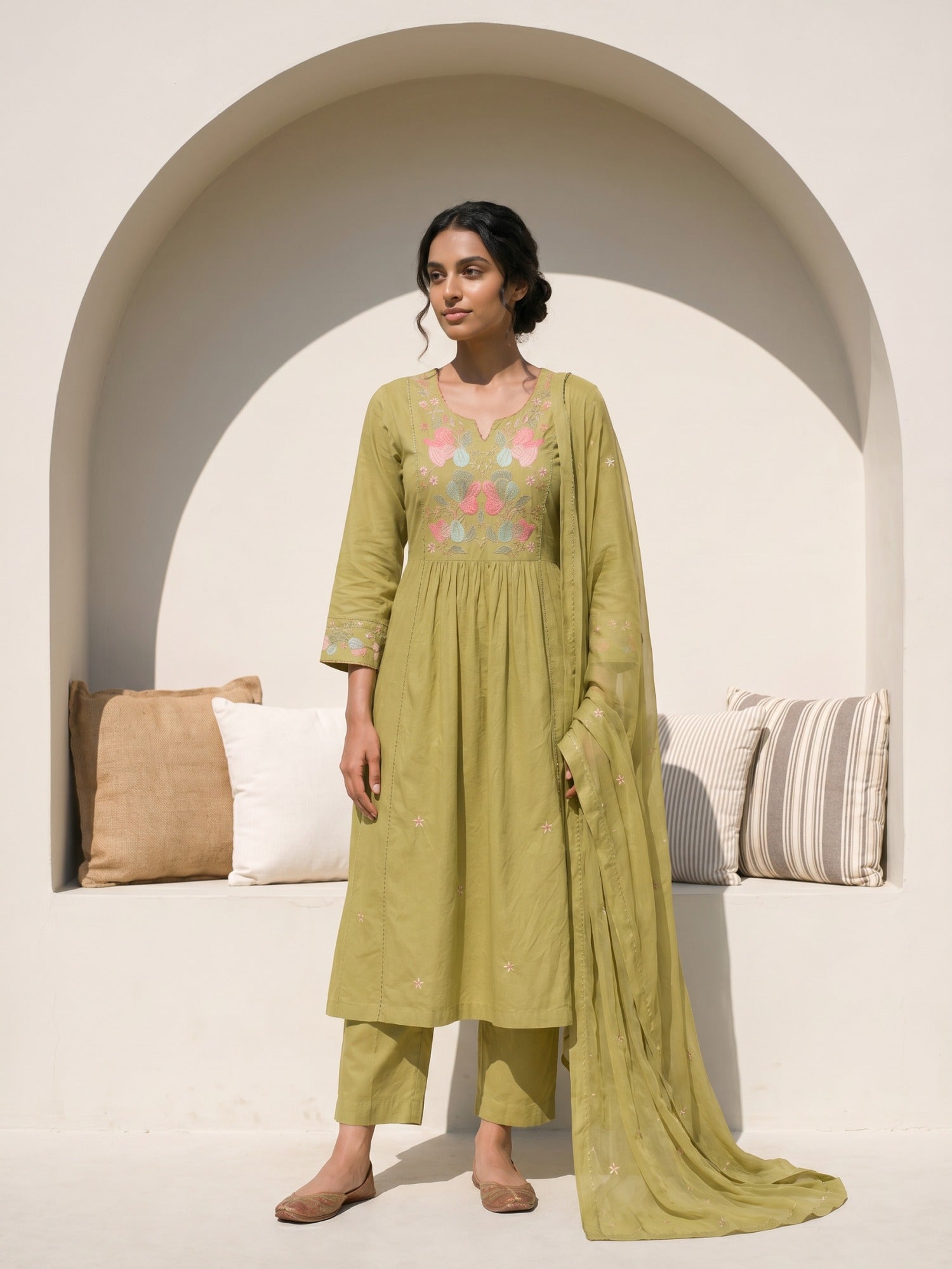 Philauri Women Floral Embroidered Empire Thread Work Pure Cotton Kurta with Trousers & With Dupatta