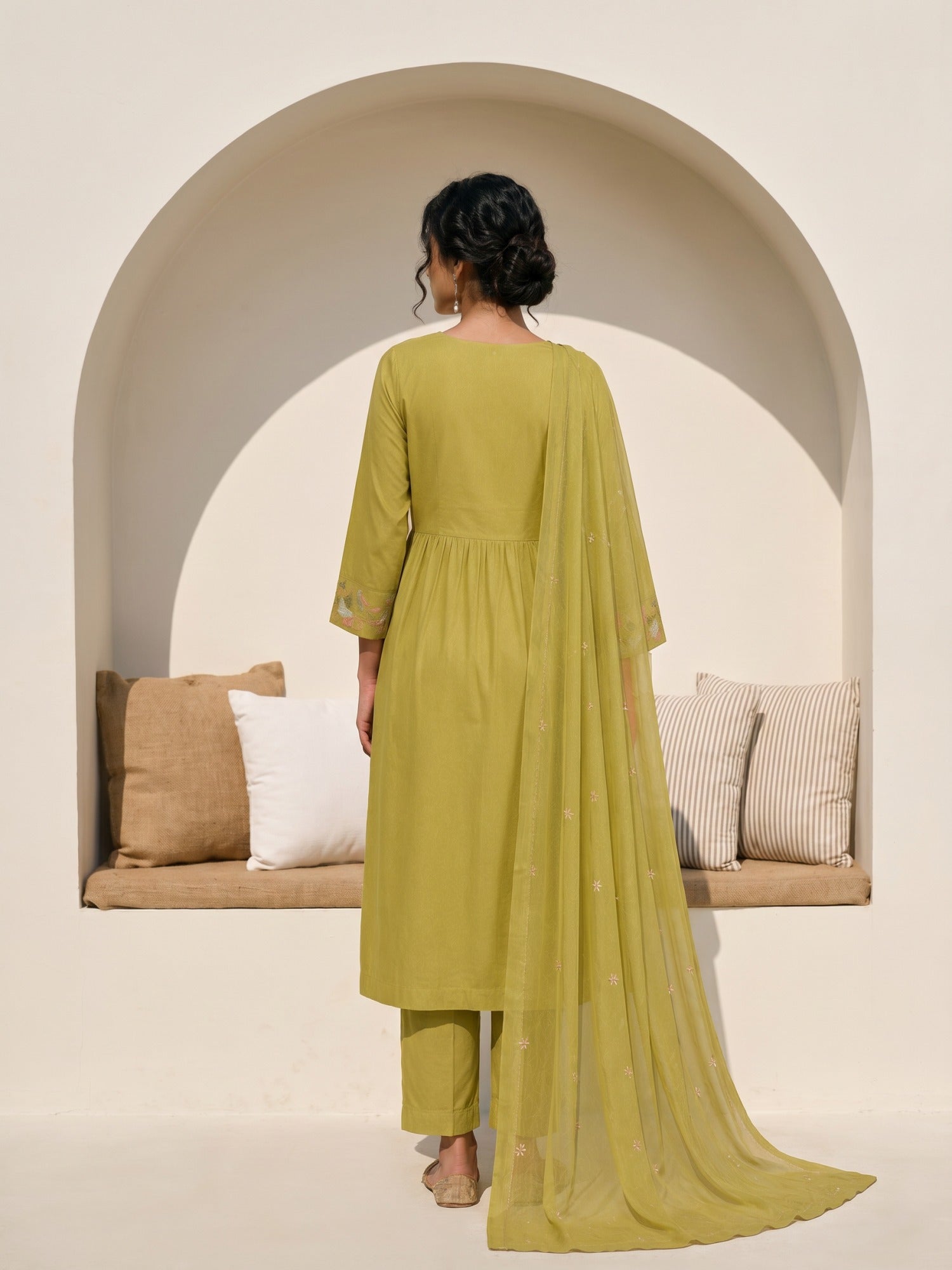 Philauri Women Floral Embroidered Empire Thread Work Pure Cotton Kurta with Trousers & With Dupatta