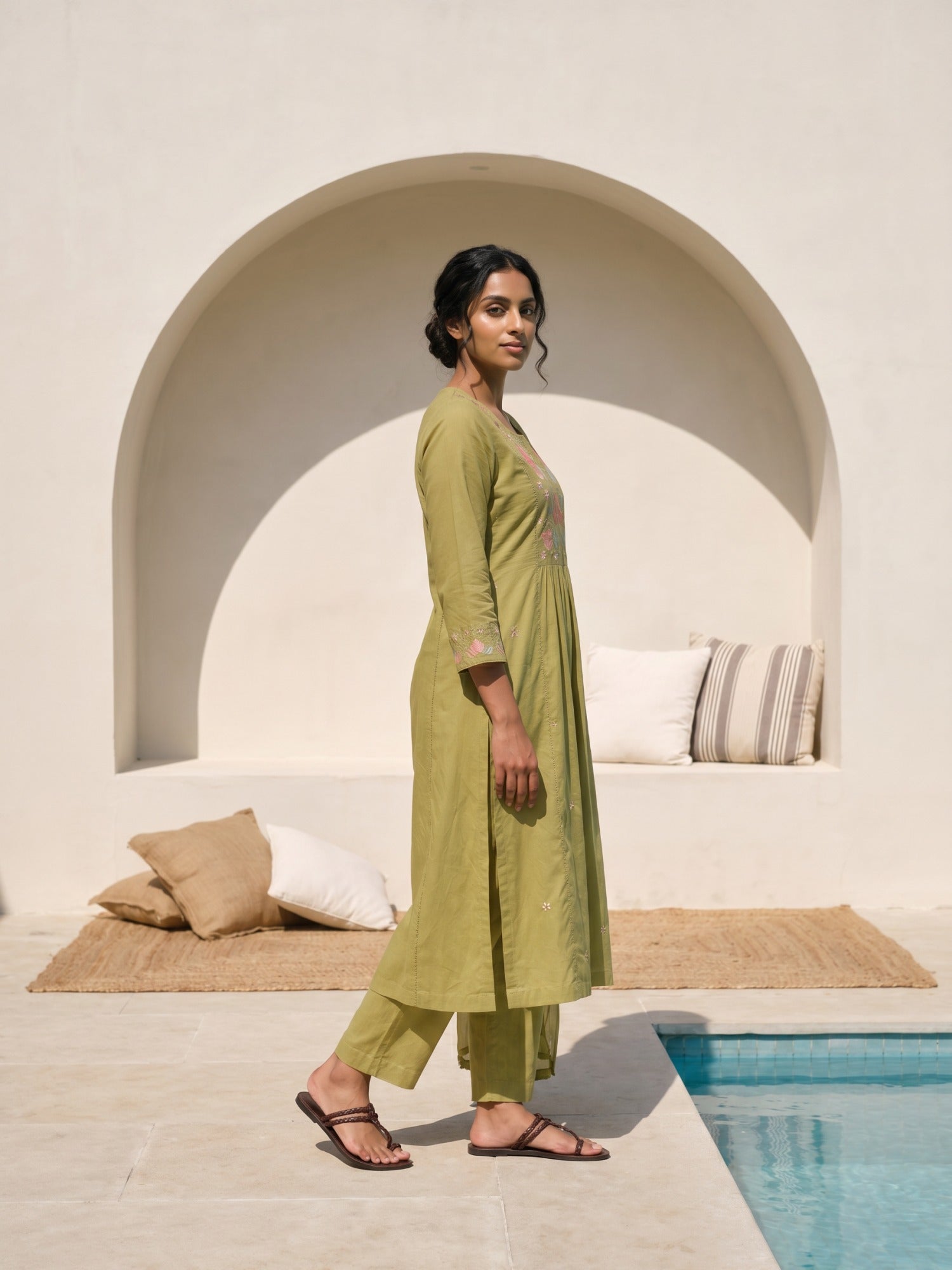 Philauri Women Floral Embroidered Empire Thread Work Pure Cotton Kurta with Trousers & With Dupatta